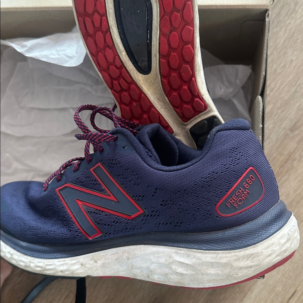 New Balance Navy and red Sneakers
Fresh Foam 680